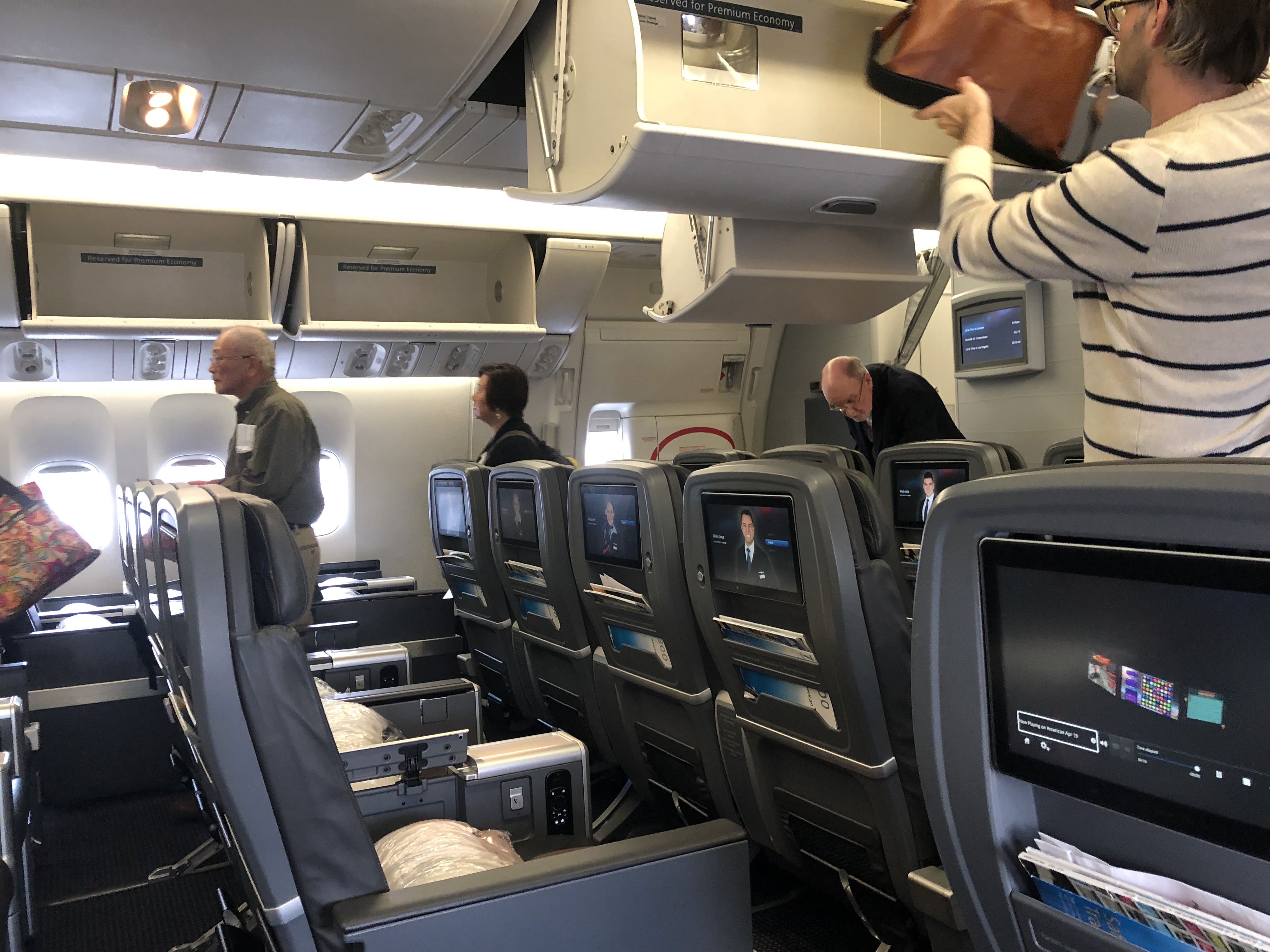 讀者投稿Mcqueen] American Airlines Premium Economy Class 美國航空豪華經濟艙／LHR～JFK  倫敦希斯洛～紐約甘迺迪| TripPlus