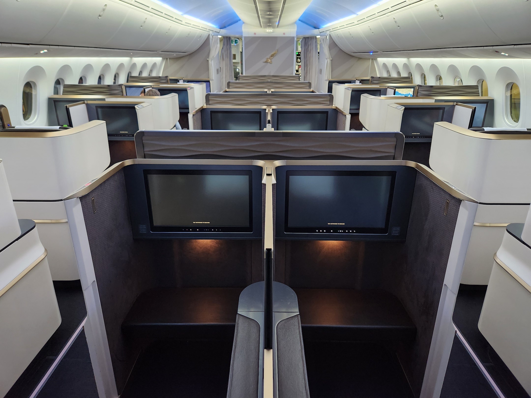 Randy飛行紀錄] 巴林機場海灣航空貴賓室巡禮& 巴林航空商務艙／巴林～杜拜Gulf Air Falcon Gold Lounge BAH &  Gulf Air Falcon Gold (Business) Class／BAH～DXB | TripPlus