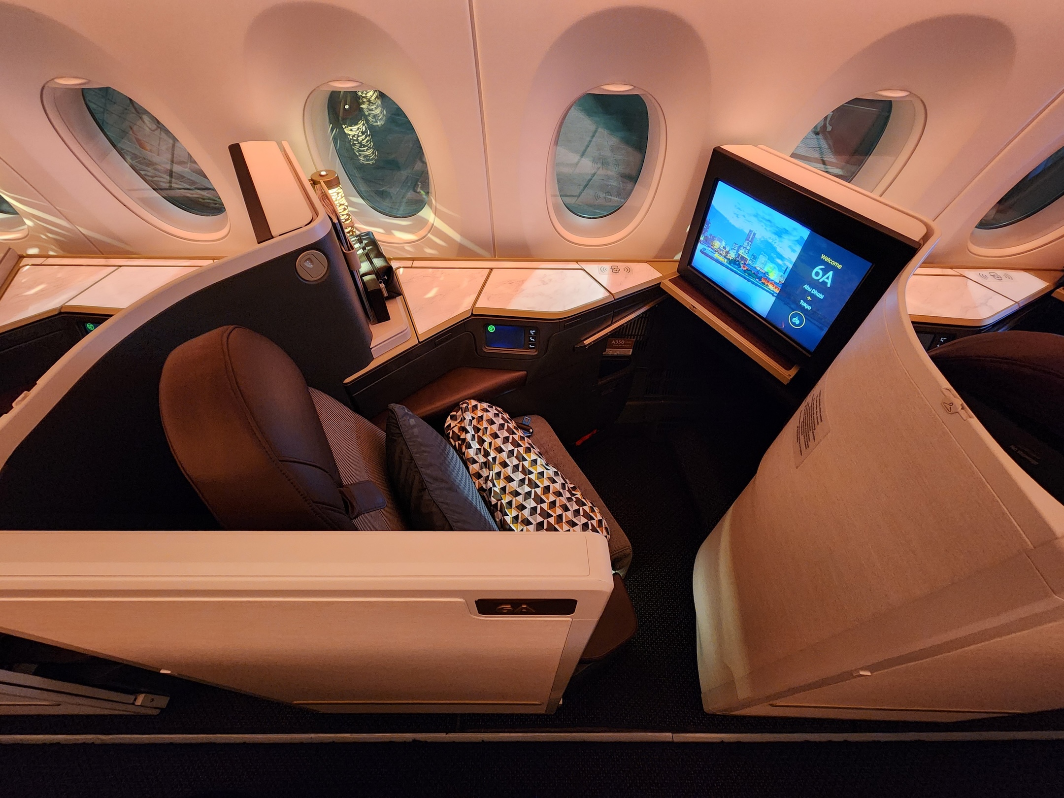 Randy飛行紀錄] Etihad Airways Business Class／AUH～NRT  阿提哈德航空商務艙／阿布達比～東京（成田）（Airbus A350-1000機型） | TripPlus