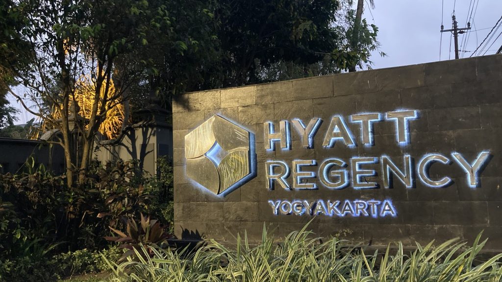 Hyatt Regency Yogyakarta 入口處的石牆招牌，傍晚點燈
