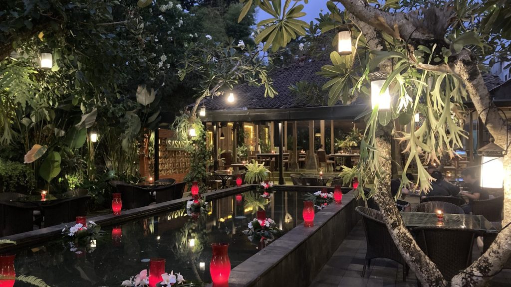 入夜後 Sasanti Restaurant 的室外水池座位區